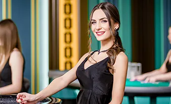 Hình ảnh hai con gà chọi hòa nhau
